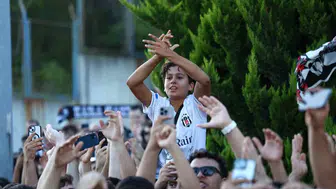Beşiktaş dünya yıldızı Dusan Vlahovic ile el sıkıştı