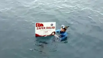 Milli sporcudan Hatay sularında anlamlı kutlama: Karamağara'da bayraklı zafer