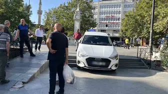Tekirdağ'da otomobil merdivenleri engelli rampası sanınca askıda kaldı