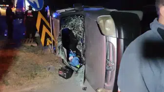 Kavşakta hafif ticari araçlar çarpıştı, 9 kişi yaralandı