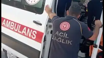 Cide'de denize giren aile akıntıya kapıldı
