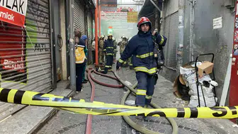 Eminönü'nde yangın Telefon kılıfları tutuştu, 2 itfaiye eri dumandan etkilendi