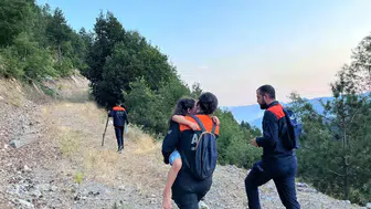 Kahramanmaraş’ta yoldan çıkan araçtaki baba ve kızı kurtarıldı