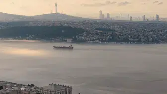 İstanbul Boğazı'nda sis ulaşımı vurdu