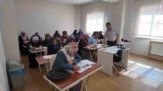 Okuma yazma bilmeyen yetişkinler KAYMEK’te yeniden hayata bağlanıyor