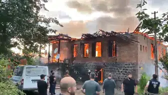 Artvin Arhavi’de iki katlı ev yangında kullanılamaz hale geldi
