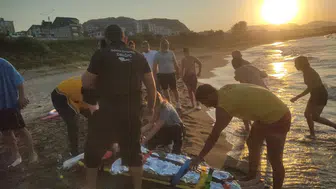 Fatsa'da dalgalar 4 çocuğu sürükledi, itfaiye yetişti