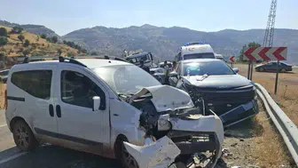Çelikhan yolunda araçlar çarpıştı, sürücü hastaneye kaldırıldı
