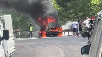 Seydikemer yolunda yanan araç trafiği kilitledi