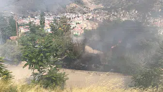 Tokat'ta kuru otlar tutuştu alevler boş binaya sıçradı