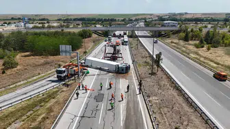 Edirne’de devrilen tır Avrupa Otoyolu’nu kilitledi