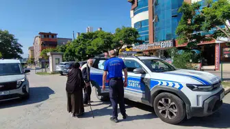 İzmit sokaklarında kaybolan turist çiftin imdadına zabıta yetişti