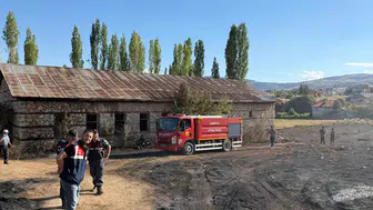 Bozkır'da saman yüklü kamyon alevlere teslim oldu