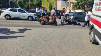 Bursa'da ambulans ile motosiklet kavşakta çarpıştı