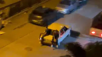 Bagajda oturan genç yola düştü, son anda aracın altında kalmadı