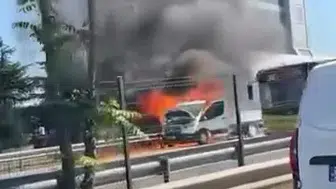 Kartal D-100 karayolunda seyir halindeki kamyonet küle döndü