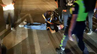 İnegöl'de gece yarısı dehşeti: Kavşakta çarpışan motosikletten savruldular