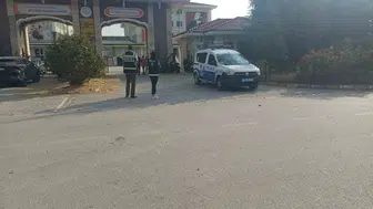 Afyonkarahisar'da okul çevrelerine şafak operasyonu: İki aranan şahıs kıskıvrak yakalandı