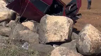 Siverek yolunda korkutan kaza: Lastik patladı, araç şarampole uçtu