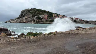 Amasra kıyılarında doğa alarm verdi: Dev dalgalar limanı dövüyor