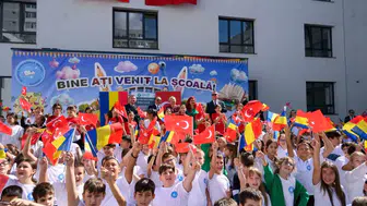 Bükreş'te Türkçe Rüzgarı: Büyükelçi Altan Sıraya Oturdu, Öğrencilerle İlk Dersi İşledi