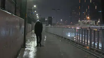 İstanbul'da aniden bastıran sağanak hayatı felç etti: Vatandaşlar çareyi çöp poşetlerinde buldu