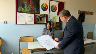Kars'ta sanatın kalbi bu sınıflarda atıyor: Vali Polat genç yeteneklerin çalışmalarını inceledi