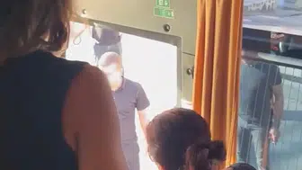 Diyarbakır'da dehşet anları: Sağlık çalışanlarını taşıyan servis aracına trafikte saldırı