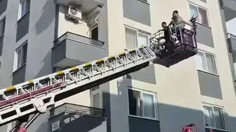 Balkonda dehşet anları: Böcekten kaçarken ölümün kıyısına sürüklendi