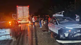Antalya'da D-400 kara yolunda zincirleme facia: Dört araç birbirine girdi
