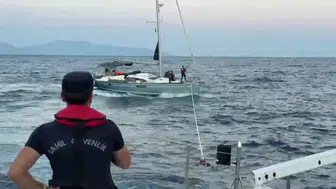 Akdeniz'in ortasında çaresiz kalmışlardı: Sahil Güvenlik'ten nefes kesen operasyon