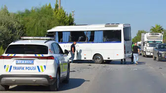 Antalya yolunda sabah trafiğinde dehşet anları: Tur otobüsüne çarpan servis midibüsünde 6 yaralı