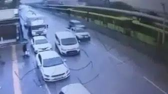 Bursa trafiğinde sabah kabusu: Bir araç takla attı, diğeri kameraya yakalandı