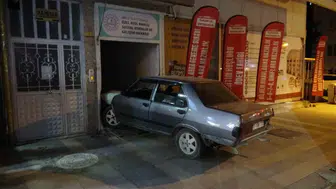 Malatya'da korkutan kaza: Kontrolden çıkan otomobil dershanenin içine daldı
