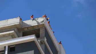 Denizli'de rezidans inşaatında gergin bekleyiş: Emeğinin karşılığını alamayan işçiler çatıya çıktı