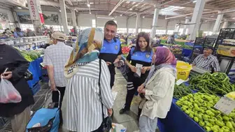 Pazar tezgahında sahte para tuzağına karşı polis devriyesi