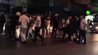 Korna çaldı diye cadde ortasında linç girişimi: 3 kişi genç sürücüyü hastanelik etti