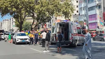Aksaray'da dehşet anları: Kırmızı ışıkta karşıya geçmek isteyen gence iki minibüs çarptı