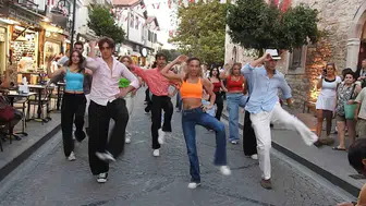 Çeşme sokaklarında beklenmedik coşku: Festivalin ritmi bir anda değişti