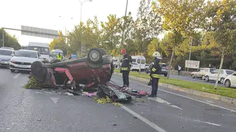 Gaziantep'te dehşet anları: Ağaca çarpan otomobil karşı şeride uçtu