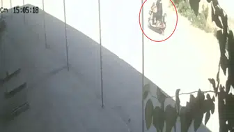 İnegöl'de kavşak dehşeti: İki motosikletin çarpışma anı saniye saniye kaydedildi