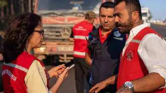 Menteşe'de rüzgarın körüklediği alevlerle zorlu mücadele
