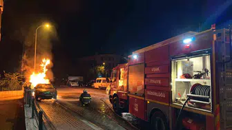 Uşak'ta park halindeki araç küle döndü: Kundaklama şüphesi mercek altında