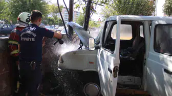 Aydın'da park halindeki araç alevlere teslim oldu