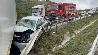 Samsun kara yolunda dehşet anları: Tır makasladı, otomobil dorsesine çarptı