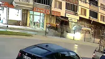 Simit molası kanlı bitti: Tarım işçilerini taşıyan panelvan traktöre çarptı