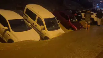 Keçiören'de sağanak felaketi: Yol çöktü, araçlar enkaz altında kaldı