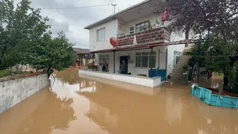 Karasu'da kabus dolu sabah: Dere yatağından çıktı, evleri su bastı