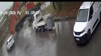 Eskişehir'de dikkatsizlik pahalıya patladı: Sanayi sitesinin girişi yerle bir oldu