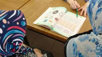 Yıllar sonra gelen öğrencilik heyecanı: Huzurevi sakinleri kalem tutmayı yeniden keşfediyor